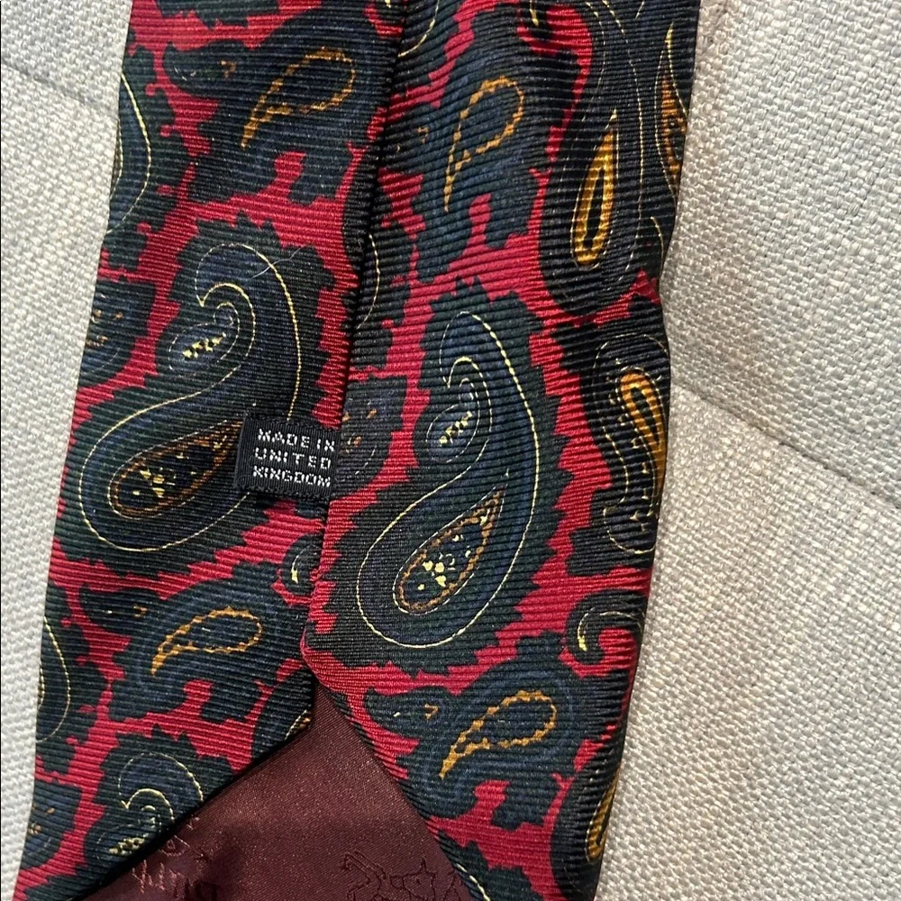 Burberry Men’s Red Green Paisley Printed All Silk Tie - Picture 7 of 8